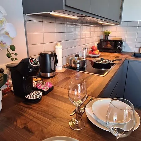 شقة Stylish With Parking & Spacious Balcony *