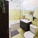 아파트 Stylish With Parking & Spacious Balcony