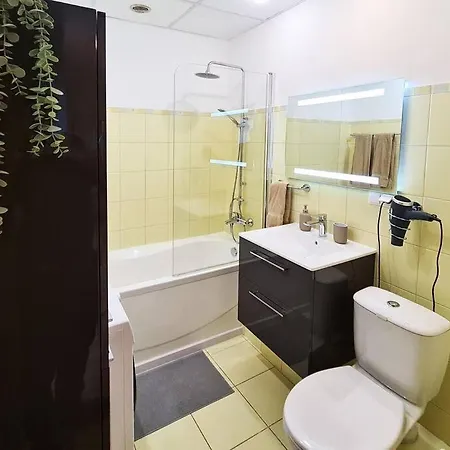 דירה Stylish With Parking & Spacious Balcony