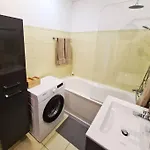 Stylish With Parking & Spacious Balcony דירה ריגה