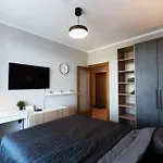 Stylish With Parking & Spacious Balcony דירה