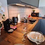 דירה Stylish With Parking & Spacious Balcony *