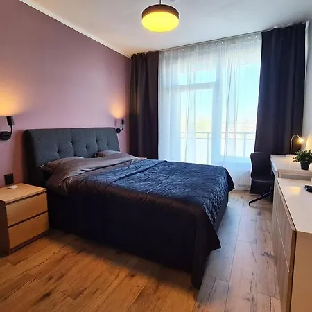 Stylish With Parking & Spacious Balcony דירה