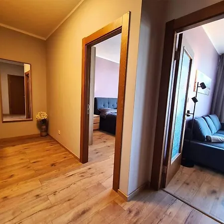 Stylish With Parking & Spacious Balcony דירה
